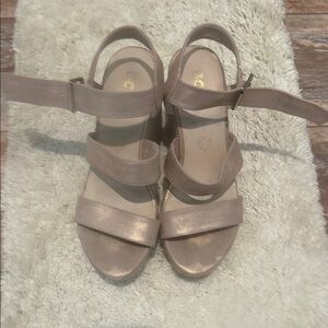 Elegant Women's Sandals in Metallic pale pink